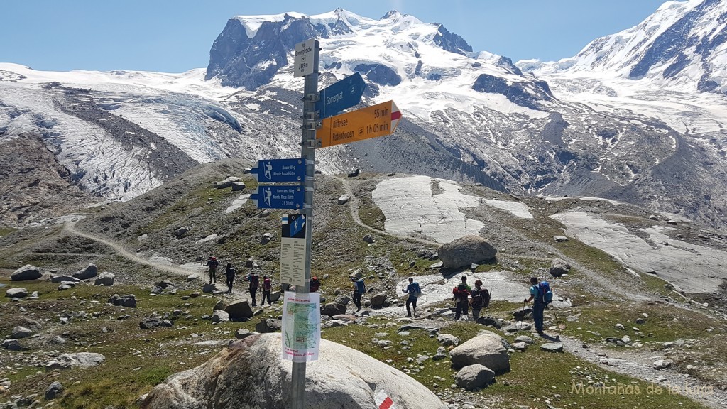 Cruce de recorridos para llegar al Refugio de Monte Rosa. Arriba el Monte Rosa con la Dufourspitze el de la derecha. A la izquierda el Glaciar Gorner y a la derecha el Glaciar Grenx